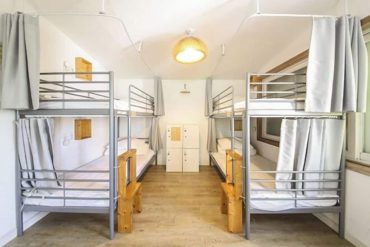 Een kluis op de kamer, individueel gemeubileerd, geluiddichte muren