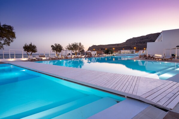 Outdoor pool, pool umbrellas, sun loungers