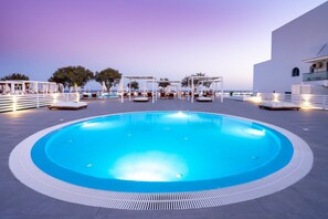 Outdoor pool, pool umbrellas, sun loungers - Kamari Beach Hotel - All inclusive (Rhodes)