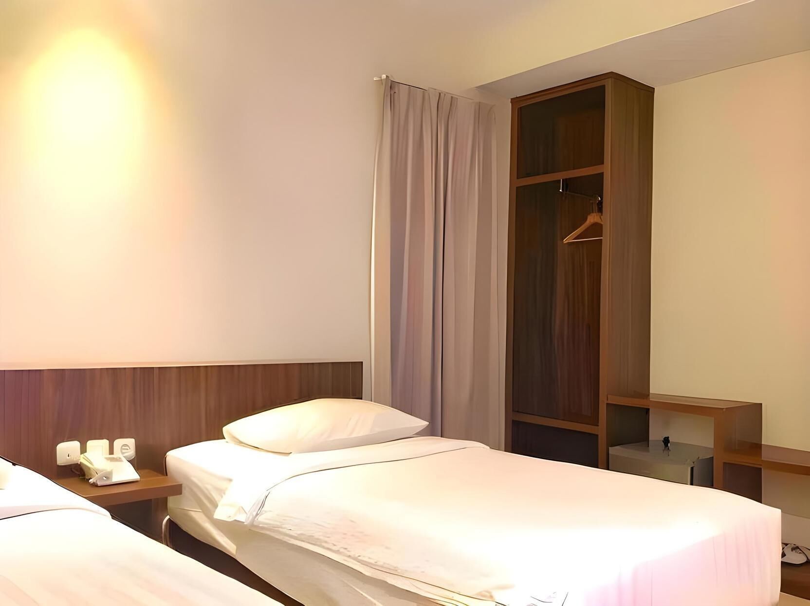 Een kluis op de kamer, een bureau, gratis wifi, beddengoed