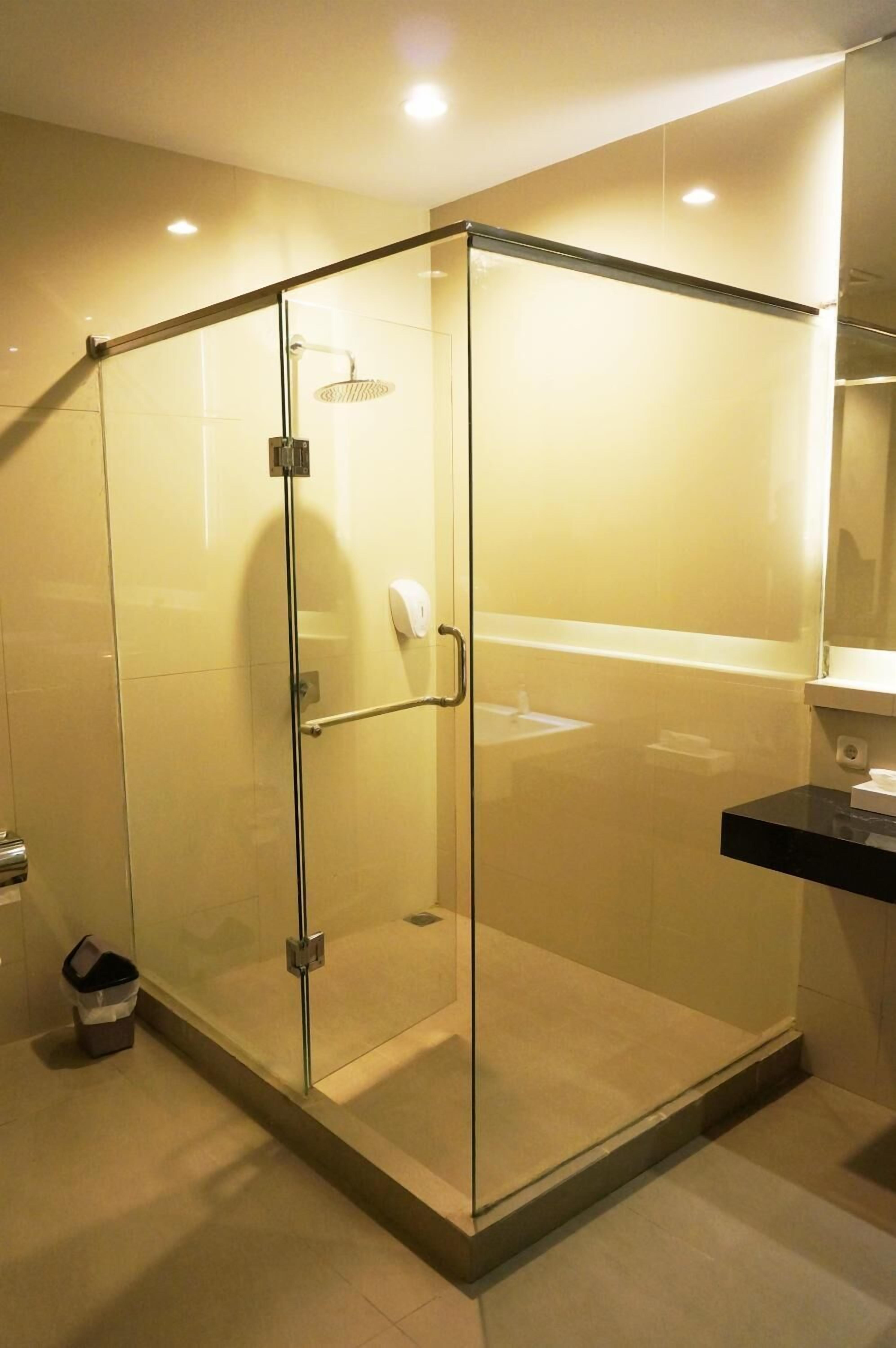 Ducha, artículos de higiene personal gratuitos, zapatillas y toallas