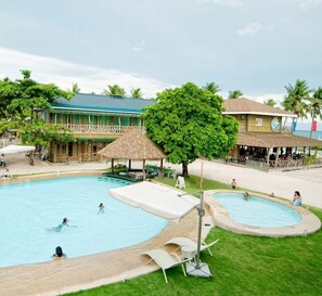 Outdoor pool, pool umbrellas, sun loungers - Malapascua Legend Water Sports & Resort (Daanbantayan)