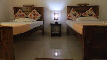 Kamar Standar (Standard Double or Twin  with Fan) | Meja kerja, setrika/meja setrika, dan Wi-Fi gratis