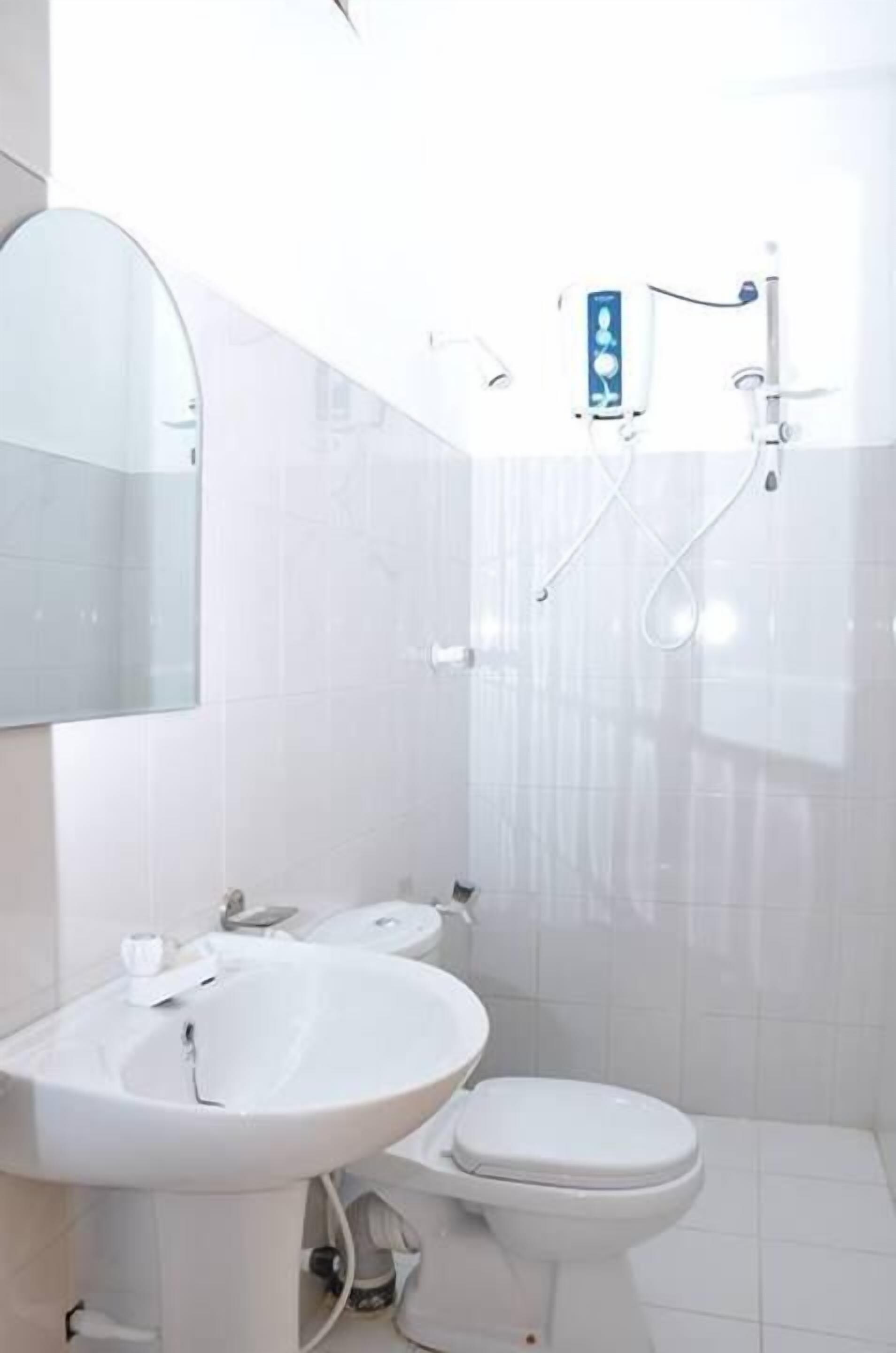 shower, free toiletries