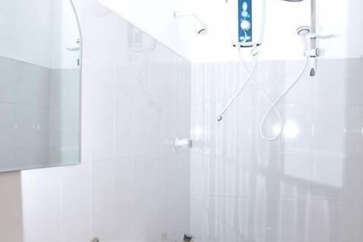 shower, free toiletries