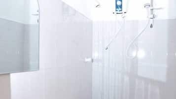 Un baño con lavamanos, inodoro y espejo.