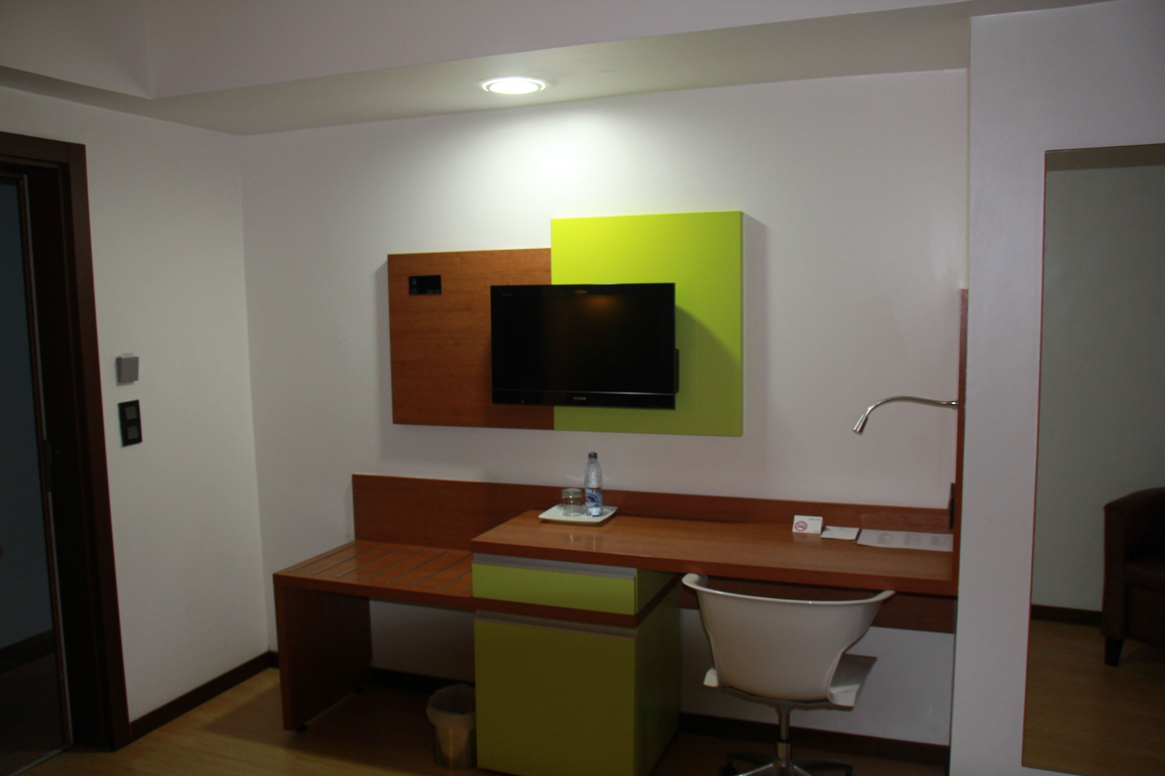 combined shower/bathtub, free toiletries, slippers, bidet