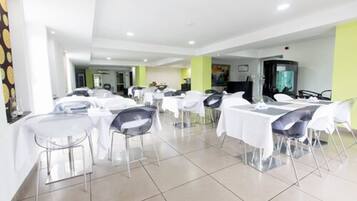 Continental breakfast on weekdays (MZN 500 per person)
