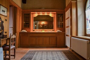 Suite, 2 slaapkamers (Del Camino) | Badkamer | Gratis toiletartikelen, een haardroger, een bidet, handdoeken