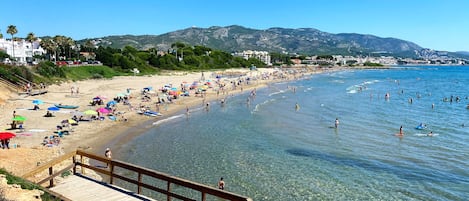 På stranden och vit sandstrand