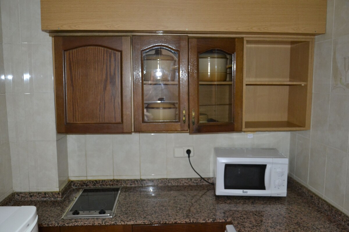 Cocina privada | Cafetera o tetera, frigorífico grande, microondas y placa de cocina