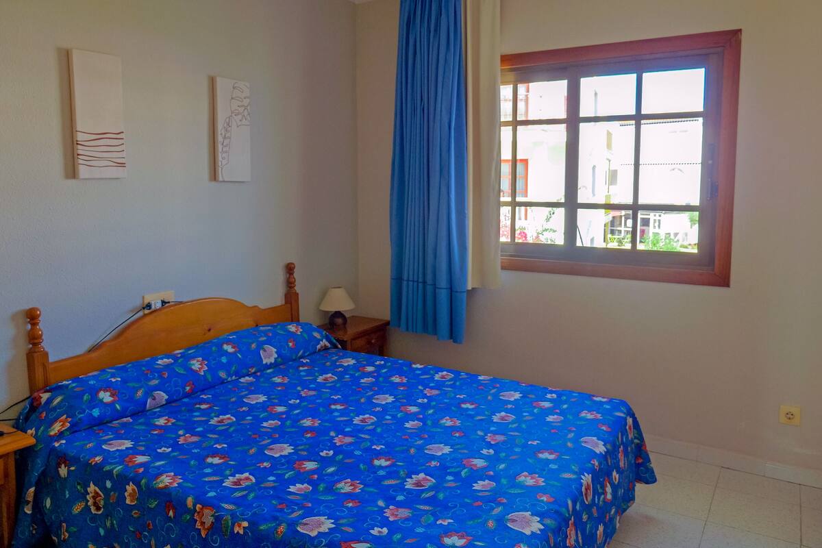 1 kamar tidur, brankas, tirai kedap cahaya, dan setrika/meja setrika