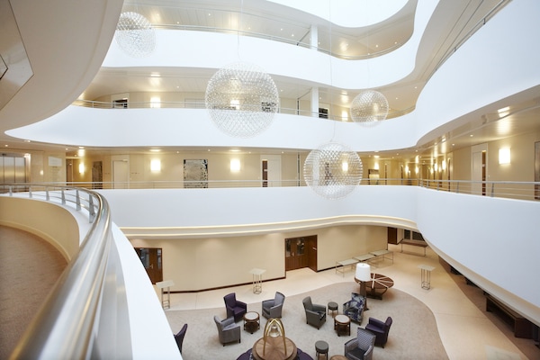 Lobby-Lounge, Blick auf den Garten, täglich geöffnet