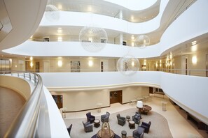 Lounge en el lobby, con vista al jardín, abre todos los días 