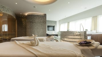 Couples treatment room(s), sauna, hot tub, steam room