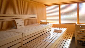 Una habitación con una pared de listones de madera, una cama con cabecera y una ventana con persianas horizontales.