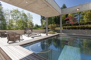 Een binnenzwembad, open van 07.00 uur tot 21.00 uur, en ligstoelen