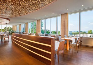 供应早餐、午餐和晚餐，地区菜