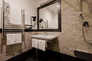 Jetted bath, hydromassage showerhead, free toiletries, towels - Residenza Talenti Superior Rooms (Rome)