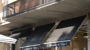 Een gevel met een bord waarop staat 