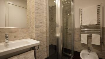 Bubbelbadkar, duschhuvud med massagefunktion och gratis toalettartiklar