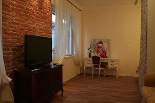 Estudio superior | Zona de estar | Televisión LCD de 36 pulgadas con canales por cable, una televisión