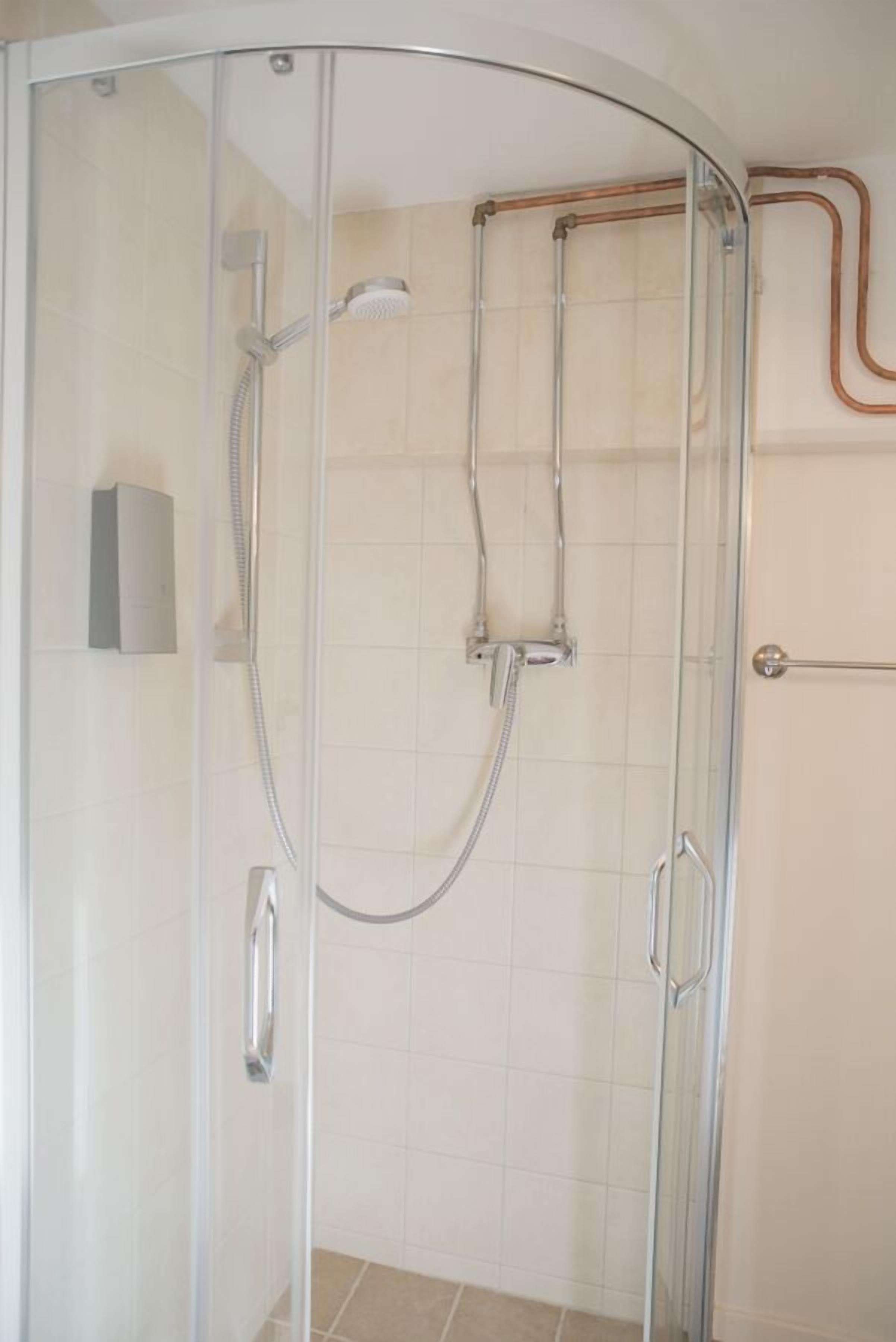 comfort single room, 1 single bed, shared bathroom | bathroom shower