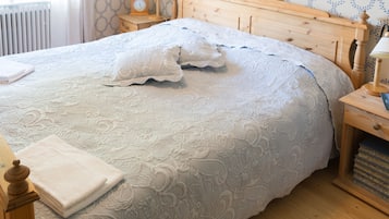 Habitación clásica con 1 cama matrimonial o 2 individuales, baño compartido | Cunas gratuitas, camas extra, wifi gratis y ropa de cama