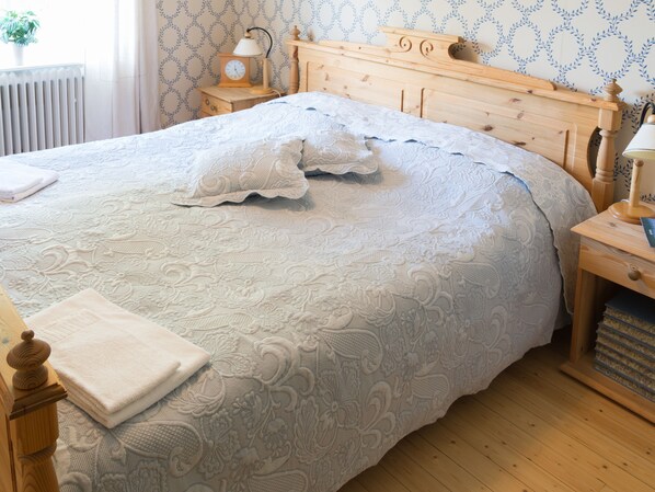 Classic Double or Twin Room, Shared Bathroom