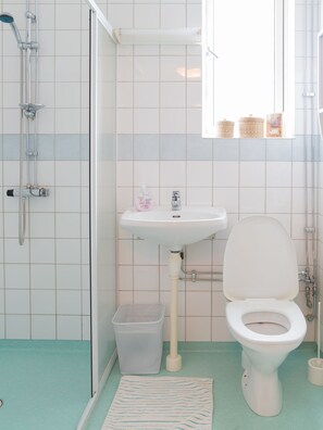 Classic Double or Twin Room, Shared Bathroom | Bathroom | Shower, free toiletries, towels - Varmland Hotel (Uddeholm)