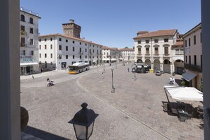 Apartamento superior, 1 quarto, cozinha, vista para a cidade | Vista do quarto