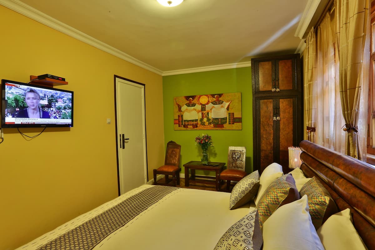 Deluxe Room | Minibar, in-room safe, desk, soundproofing