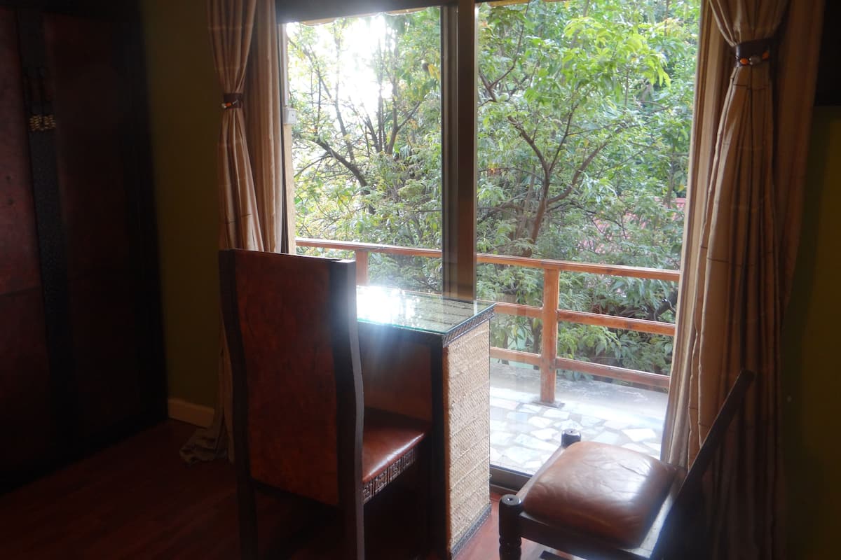 Suite, Garden View | Minibar, in-room safe, desk, soundproofing