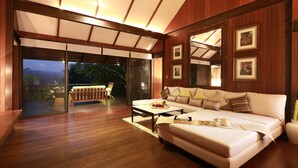 Bunnag Three Bedroom | 거실 | 위성 채널 시청이 가능한 42인치 평면 TV, TV