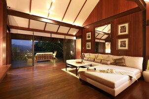 Bunnag Three Bedroom | Sala de estar | Televisión de pantalla plana de 42 pulgadas con canales por satélite