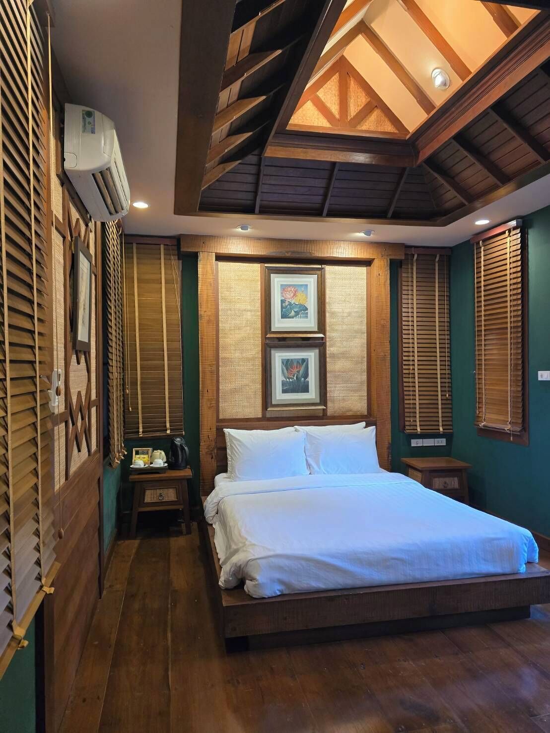 Minibar con artículos gratuitos y caja de seguridad en la habitación 