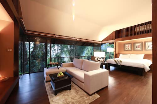 Kaew 1 Bedroom Villa | Coin séjour | Télévision à écran plat de 42 pouces avec chaînes par satellite
