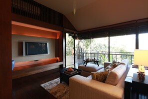 Ratree 1 Bedroom Villa | Ruang keluarga | Televisi layar datar 42-inci dengan saluran TV satelit dan TV