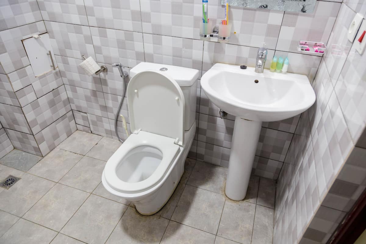 deluxe twin room | bathroom | shower, free toiletries, bathrobes, slippers