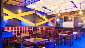 Bar tepi kolam renang