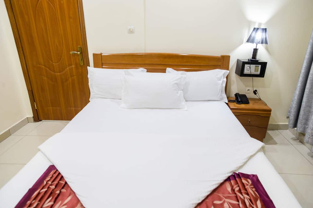 executive room, 1 bedroom, city view | premium bedding, pillow-top beds, in-room safe, individually decorated
