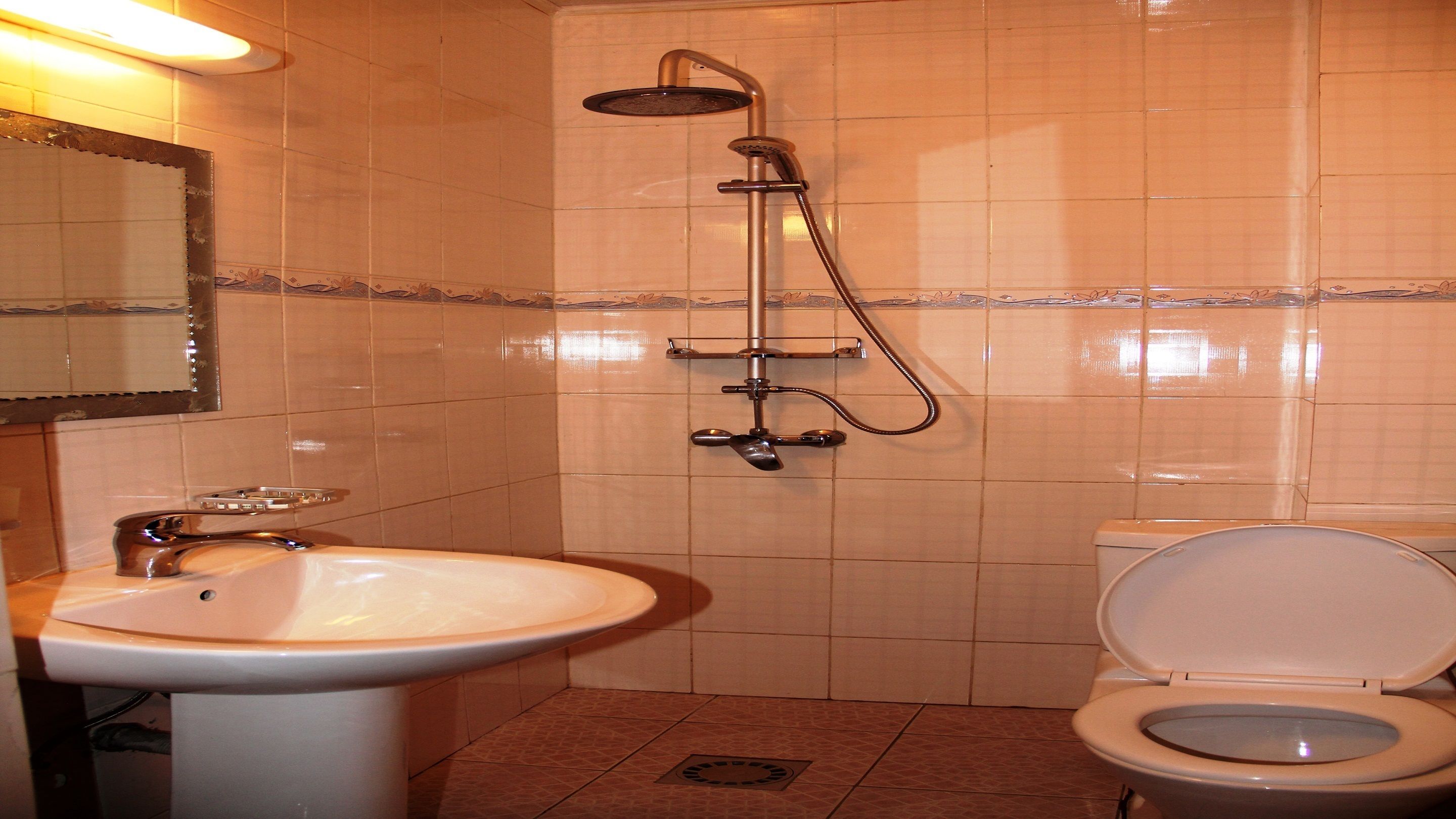 shower, free toiletries, bathrobes, slippers