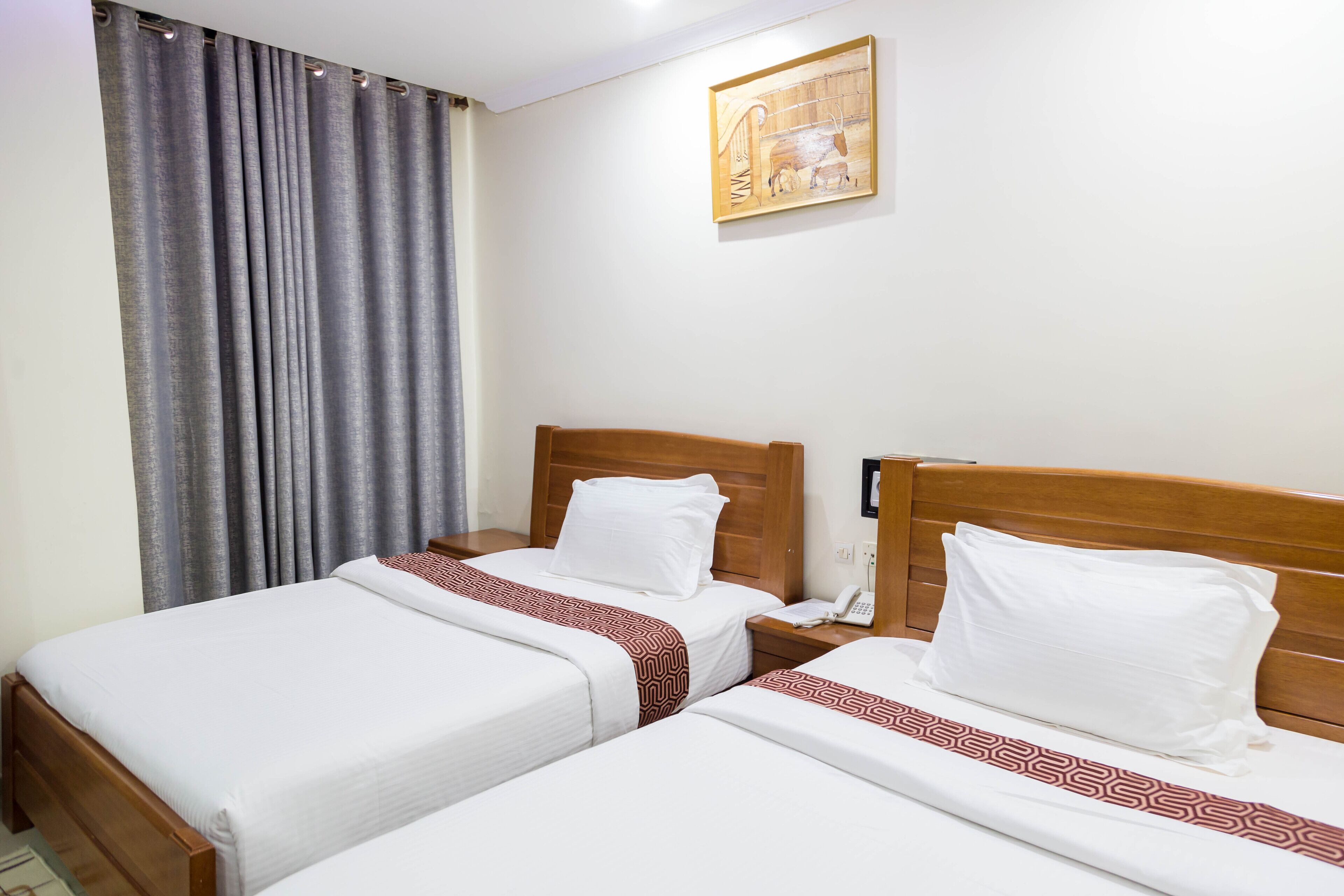 Tomannsrom – deluxe | Sengetøy av topp kvalitet, senger med overmadrass og safe på rommet