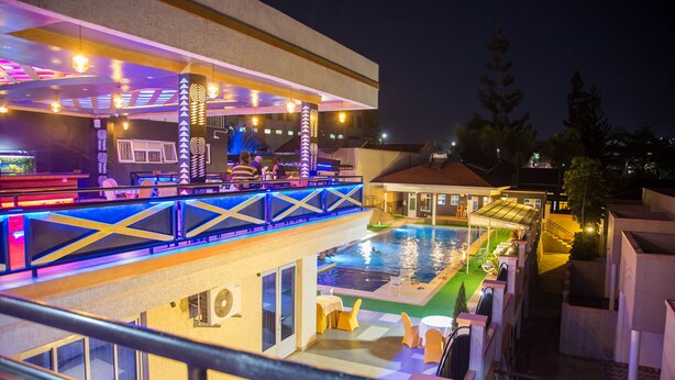 Bar tepi kolam renang