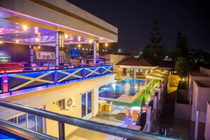 بار بجانب حمام السباحة