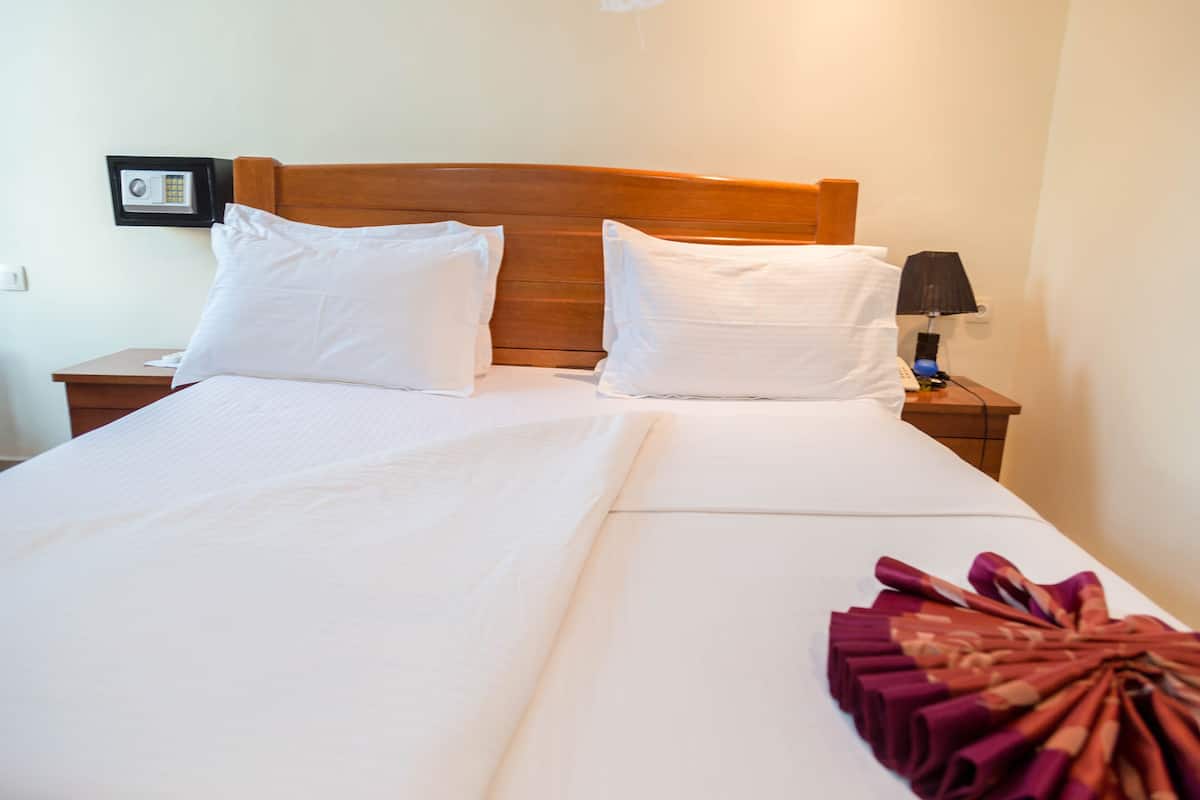 deluxe room, 1 bedroom, non smoking, city view | premium bedding, pillow-top beds, in-room safe, individually decorated