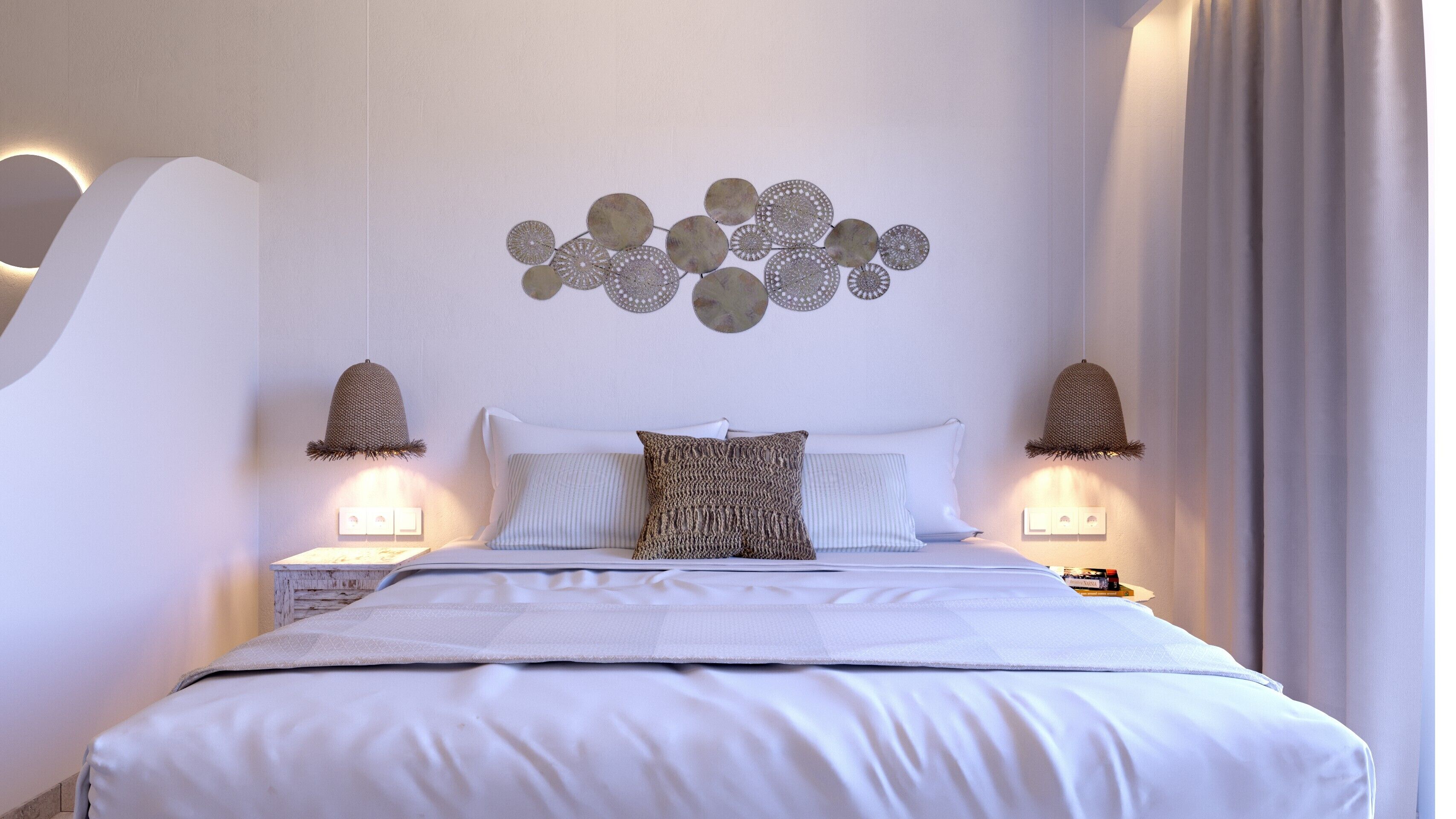 Un dormitorio moderno con una cama grande, dos lámparas fijadas a la pared y un adorno decorativo sobre la cama.