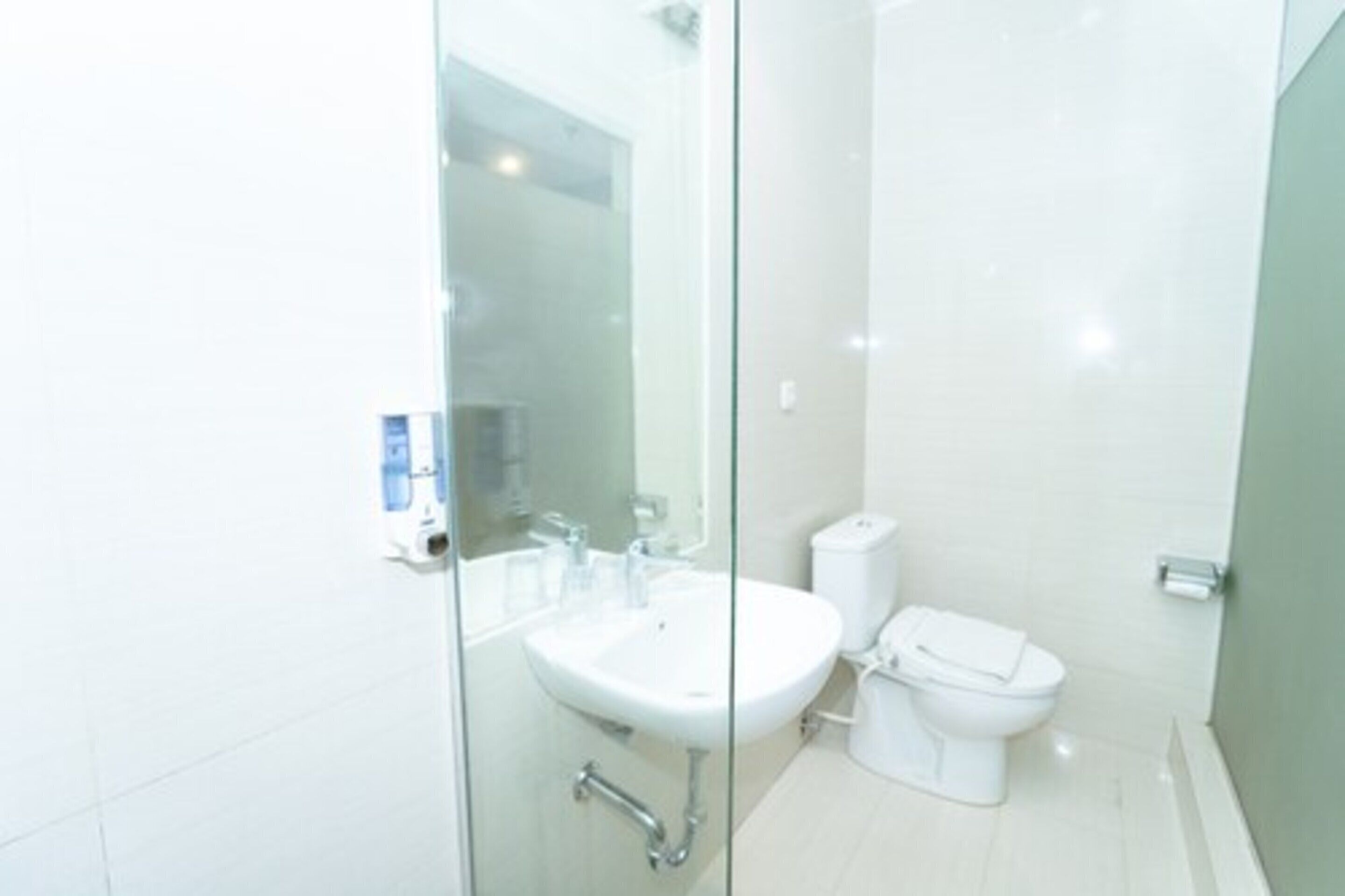 Buồng tắm vòi sen, đồ dùng nhà tắm miễn phí, máy sấy tóc 