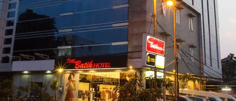 Mặt tiền nơi lưu trú - ban đêm