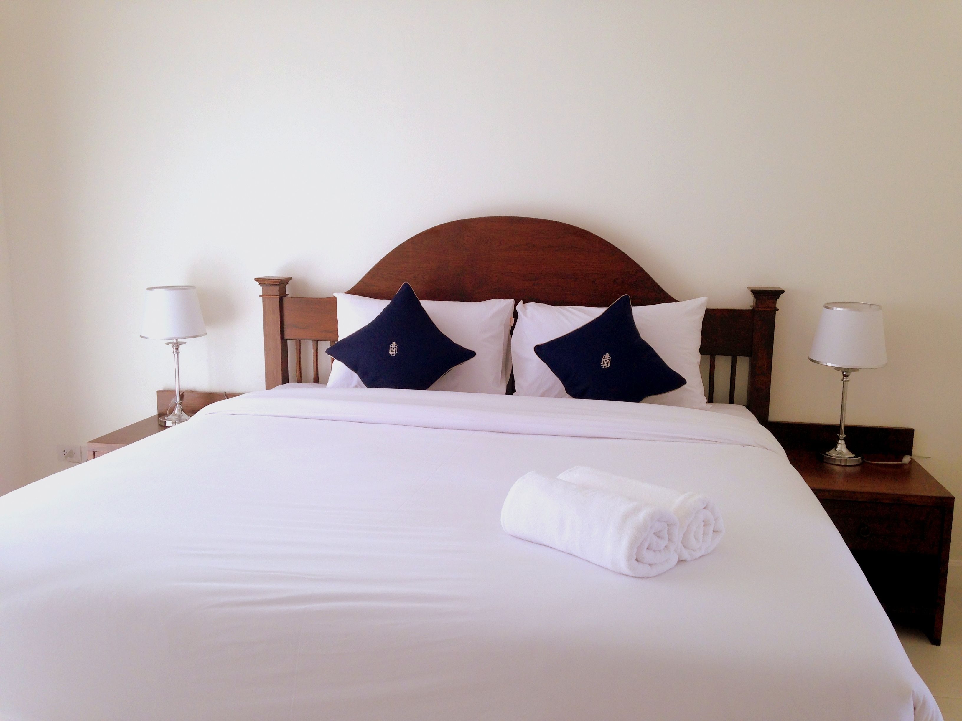 standard room, 1 king bed | minibar, in-room safe, desk, laptop workspace